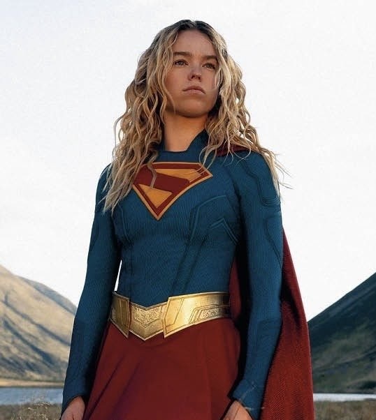 به&zwnj;تازگی تصویر جدیدی از شخصیت کارا زور-اِل (Supergirl) با بازی میلی آلکاک در فیلم مورد انتظار Supergirl منتشر شده است؛ تصویری که نگاه تازه&zwnj;ای به طراحی ظاهری این نسخه از سوپرگرل و حال&zwnj;وهوای پروژه ارائه می&zwnj;دهد.

اقتباس مستقیم از Woman of Tomorrow
فیلم Supergirl با فیلم&zwnj;نامه&zwnj;ی آنا نوگیرا ساخته می&zwnj;شود و به&zwnj;صورت مستقیم از داستان Supergirl: Woman of Tomorrow (نوشته&zwnj;ی تام کینگ و با طراحی/نقاشی بیلیکیس ایولی) اقتباس شده است؛ اثری که به&zwnj;خاطر لحن متفاوت و تمرکز روی سفر شخصی کارا، یکی از کمیک&zwnj;های محبوب سال&zwnj;های اخیر به حساب می&zwnj;آید.

بازیگران و عوامل
در کنار میلی آلکاک در نقش سوپرگرل، بازیگران زیر نیز در فیلم حضور دارند:

ایو ریدلی
ماتیاس خونارتس
دیوید کرامهولتز
امیلی بیچام
جیسون موموآ
کارگردانی پروژه را کریگ گیلسپی برعهده دارد؛ فیلم&zwnj;سازی که سابقه ساخت آثاری مثل I, Tonya و Cruella را در کارنامه دارد.

تاریخ اکران
فیلم Supergirl در تاریخ ۵ تیر ۱۴۰۵ در سینماها اکران خواهد شد.