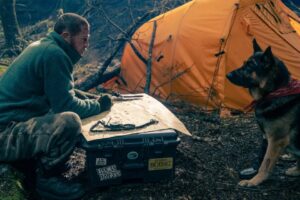 اولین تصویر فیلم Heart Of The Beast با بازی برد پیت؛ بقا در سرمای کشنده آلاسکا